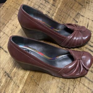 Gianni  Bini women’s brown leather pumps. bow on the toe, wedge 9.5 M NWOT